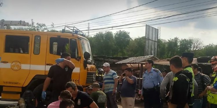 Dos obreros mueren asfixiados durante mantenimiento al desagüe cloacal