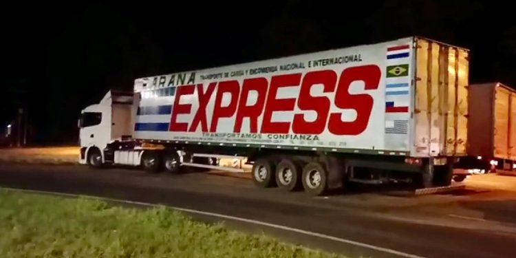 Tres policías detenidos por supuesto encubrimiento de armas de «piratas del asfalto»