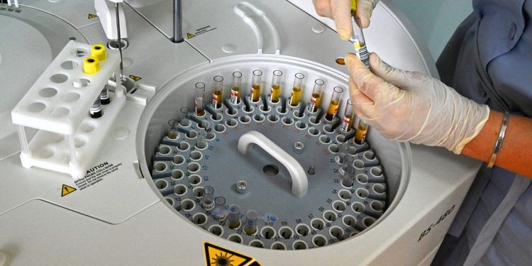 Vacuna rusa contra el cáncer recibe luz verde para uso clínico