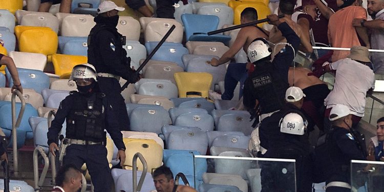 Policía brasileña arremetió, esta vez contra hinchas de Lanús en el Maracaná