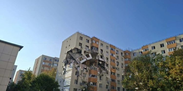 Rumania: Fuerte explosión en edificio residencial deja 3 muertos y 13 heridos