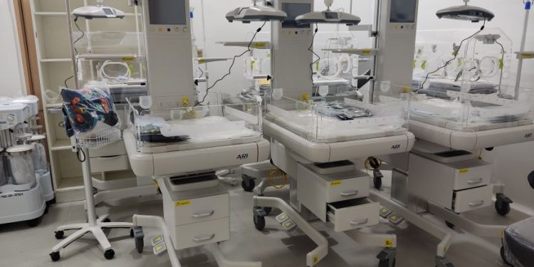 UTI neonatal de Barrio Obrero recibe equipos biomédicos