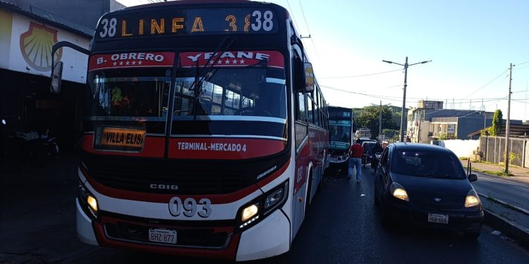 Choque entre buses deja más de 20 heridos en Villa Elisa