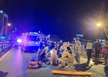 Colisión entre motocicletas en viaducto de República Argentina deja un fallecido y un herido