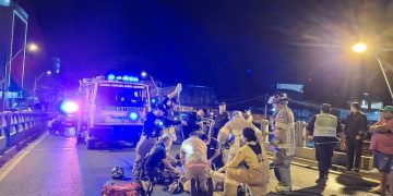 Colisión entre motocicletas en viaducto de República Argentina deja un fallecido y un herido