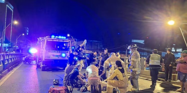 Colisión entre motocicletas en viaducto de República Argentina deja un fallecido y un herido