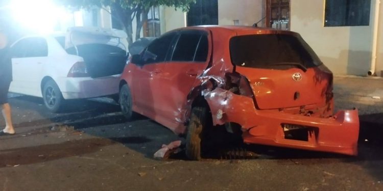 Hernandarias: conductora alcoholizada se llevó por delante tres vehículos estacionados