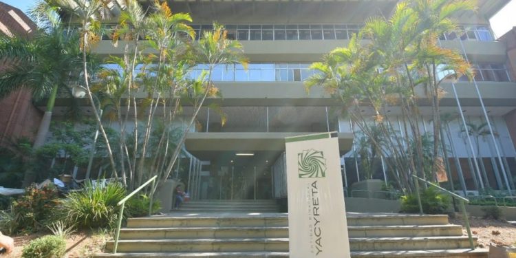 Imputan a funcionaria de la EBY y a médico por presunto uso y expedición de certificados de salud falsos