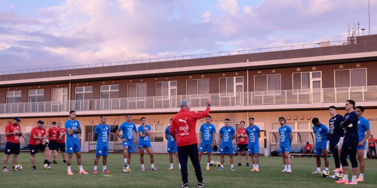 Primera práctica de la Albirroja en tierras niponas