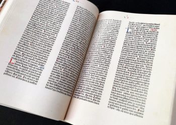 Biblioteca Nacional recibe réplica del Antiguo Testamento de la Biblia de Gutenberg