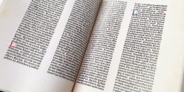 Biblioteca Nacional recibe réplica del Antiguo Testamento de la Biblia de Gutenberg