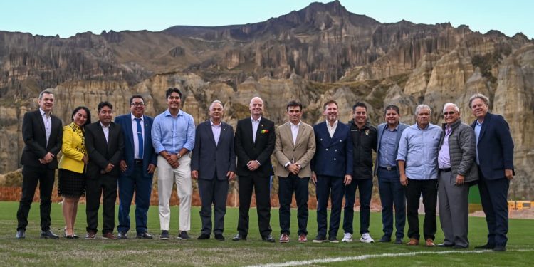 El presidente de la FIFA promete “traer un mundial” a Bolivia