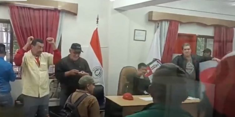 Funcionarios «toman» municipalidad de Lambaré para impedir que Orlando Arévalo jure como concejal