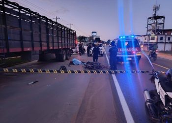 Joven motociclista pierde la vida tras embestir contra una camioneta en Limpio