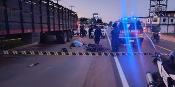 Joven motociclista pierde la vida tras embestir contra una camioneta en Limpio