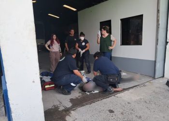 Joven muere electrocutado al intentar abrir un portón metálico