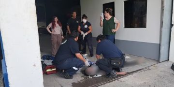 Joven muere electrocutado al intentar abrir un portón metálico