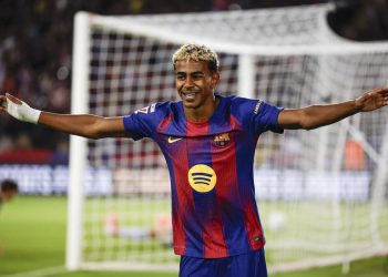 Lamine Yamal negocia para cobrar por autógrafos