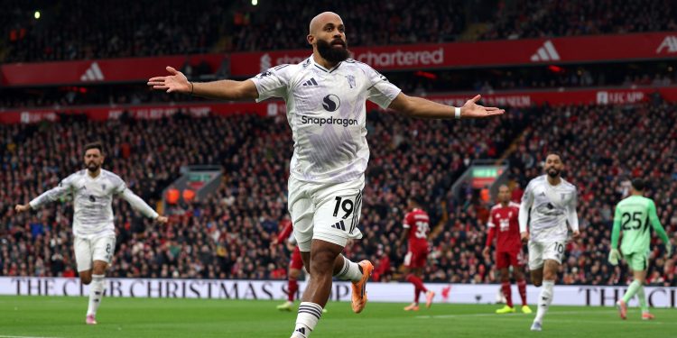 Manchester United rompió la racha de nueve años sin ganar al Liverpool en Anfield