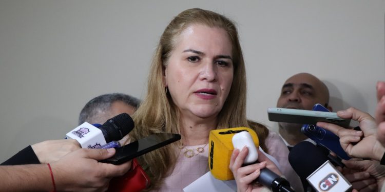 Ministra asegura que no faltan medicamentos