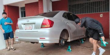 Encarnación: Roban las cuatro ruedas de un vehículo en el Barrio Ka’aguy Rory