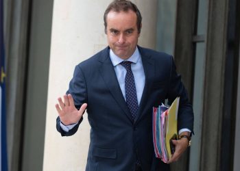 Primer ministro de Francia renunció horas después de anunciar un nuevo gabinete
