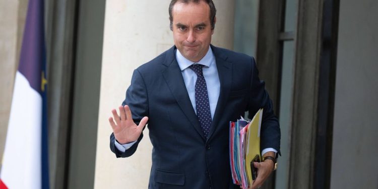 Primer ministro de Francia renunció horas después de anunciar un nuevo gabinete