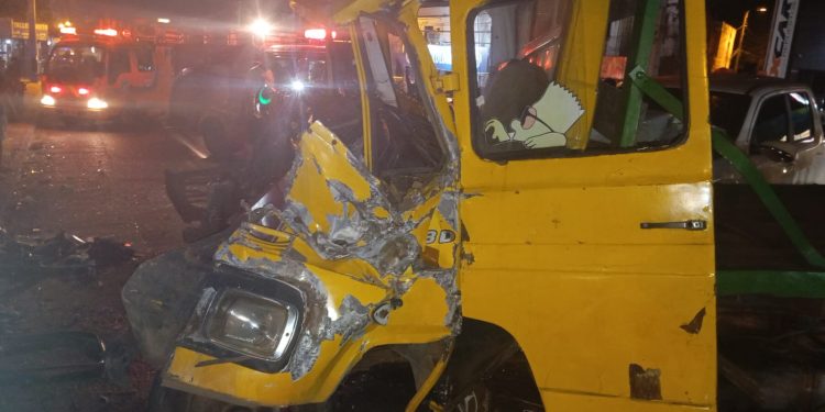 Ñemby: colisión entre camión y camioneta deja cuatro heridos