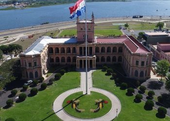 Fitch mejora la perspectiva de calificación de Paraguay de estable a positiva