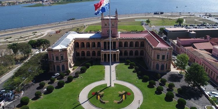 Fitch mejora la perspectiva de calificación de Paraguay de estable a positiva