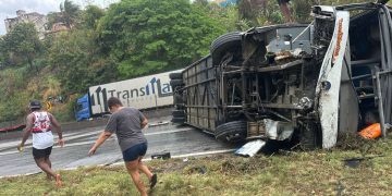 Volcó un bus que transportaba a hinchas del Flamengo: hay 48 heridos, 4 de gravedad
