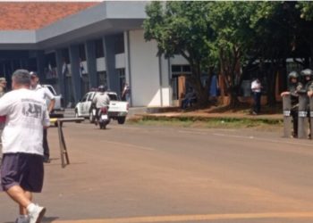 Paseros cierran de forma intermitente el acceso a la Aduana Paraguaya en Encarnación