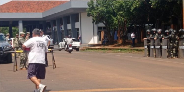 Paseros cierran de forma intermitente el acceso a la Aduana Paraguaya en Encarnación