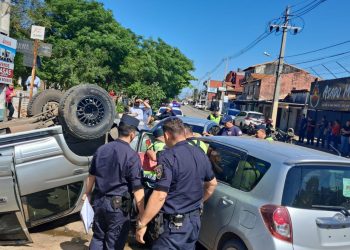 Hombre con antecedentes choca y hace volcar a una Hilux en Mariano