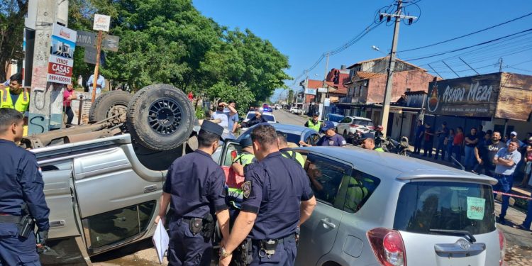 Hombre con antecedentes choca y hace volcar a una Hilux en Mariano