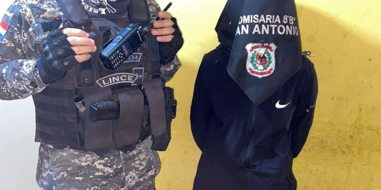 Joven y su pareja acusados de robar tarjeta de abuela de la primera para realizar compras