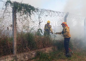 Bomberos controlan incendio en zona del Aeropuerto