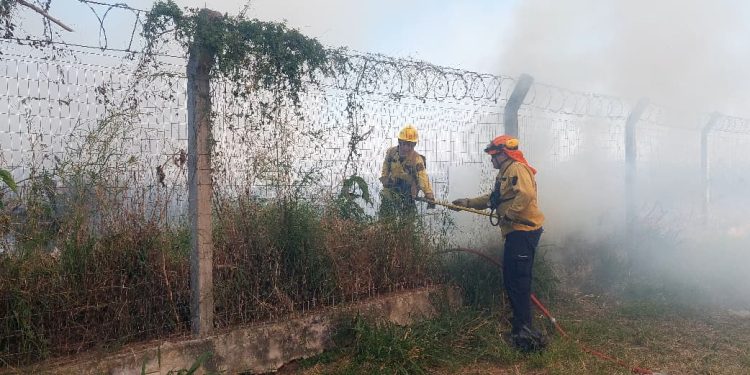 Bomberos controlan incendio en zona del Aeropuerto