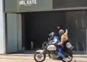 Asaltan a un cambista frente al Shopping del Este