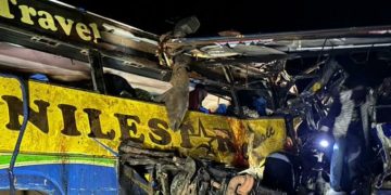Choque de dos buses deja 46 muertos en Uganda
