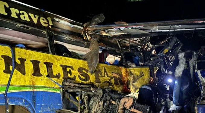Choque de dos buses deja 46 muertos en Uganda