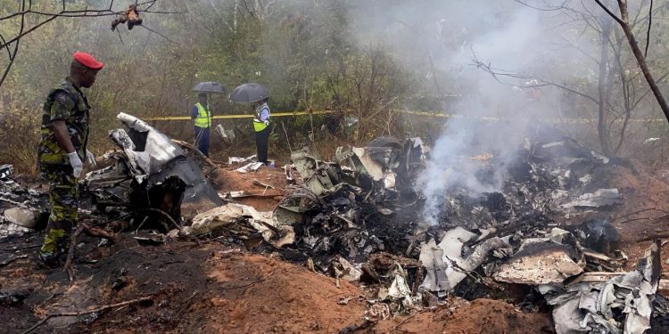 Murieron 11 pasajeros al estrellarse un avión contra una montaña en Kenia