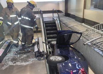 Una mujer chocó y fue a parar en la escalera mecánica de un shopping