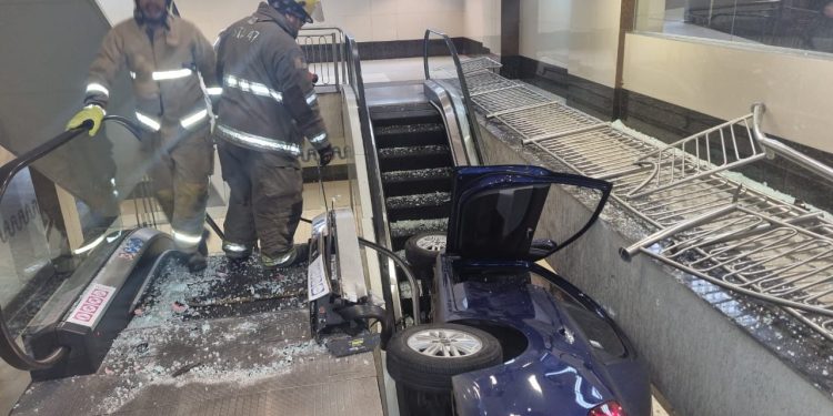 Una mujer chocó y fue a parar en la escalera mecánica de un shopping