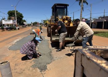 Ante falta de respuestas, vecinos bachearon ruta en Santa Rosa del Aguaray