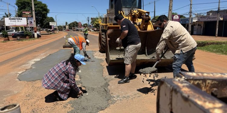 Ante falta de respuestas, vecinos bachearon ruta en Santa Rosa del Aguaray
