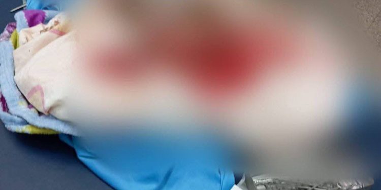 Fiscalía imputó a madre que tiró a su beba dentro de una letrina