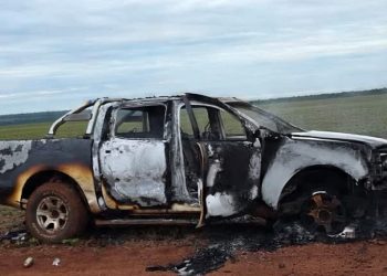 Hallan incendiada una de las camionetas que participó del asalto a banco en Katueté