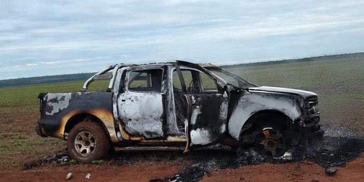 Hallan incendiada una de las camionetas que participó del asalto a banco en Katueté