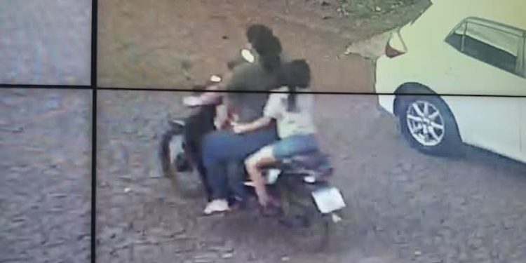 Niña de 3 años muere tras caer de una moto en la que iba con su madre y hermana
